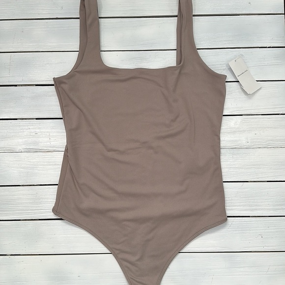 NWT Abercrombie & Fitch Soft Matte Seamless Squareneck Bodysuit Brown sz M - Picture 3 of 4
